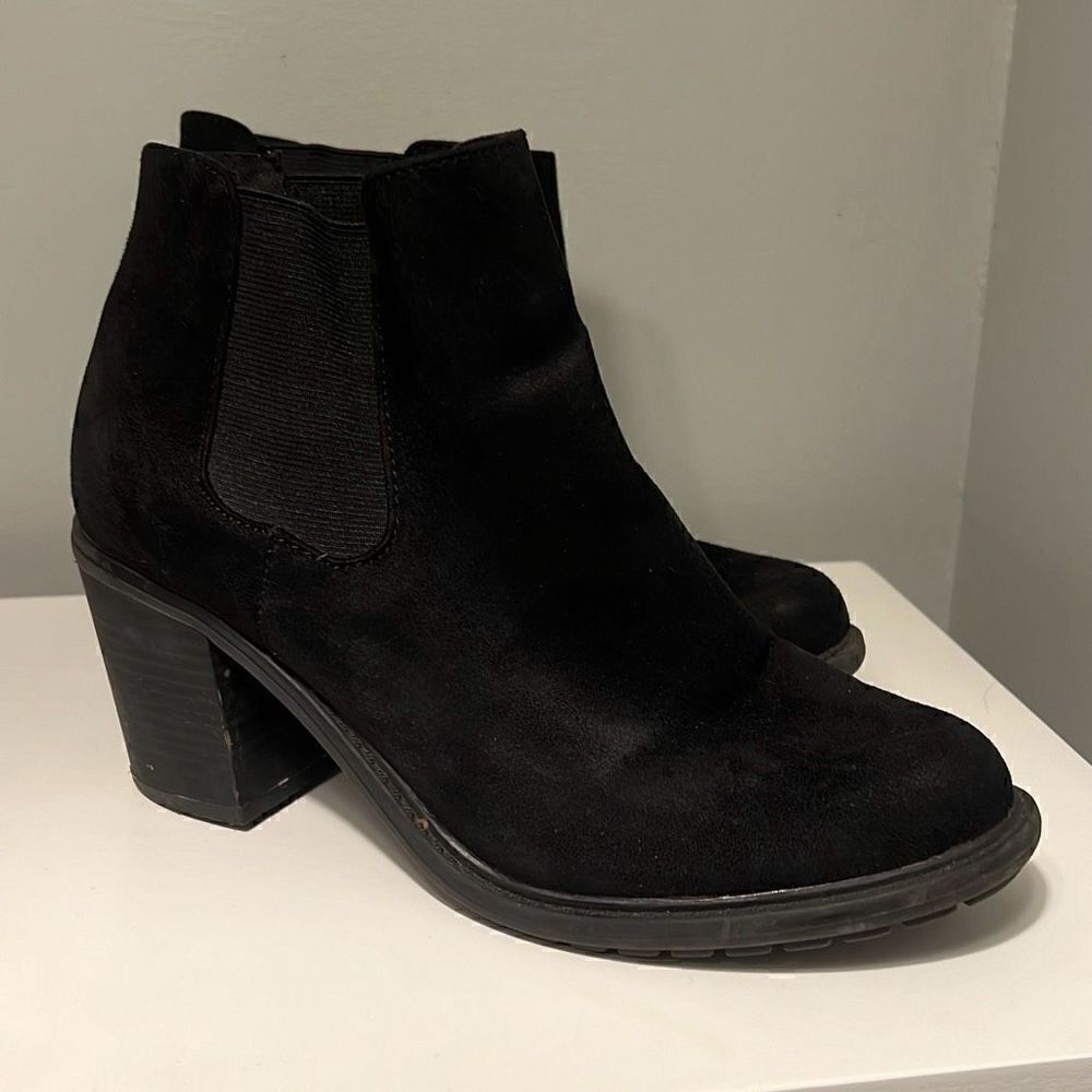 Merona Women's Black Classic Wedge Heel Slip On Slimming Ankle Boots Size 8